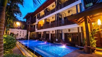 Habitación doble Deluxe, acceso a la alberca | Área de sala de estar