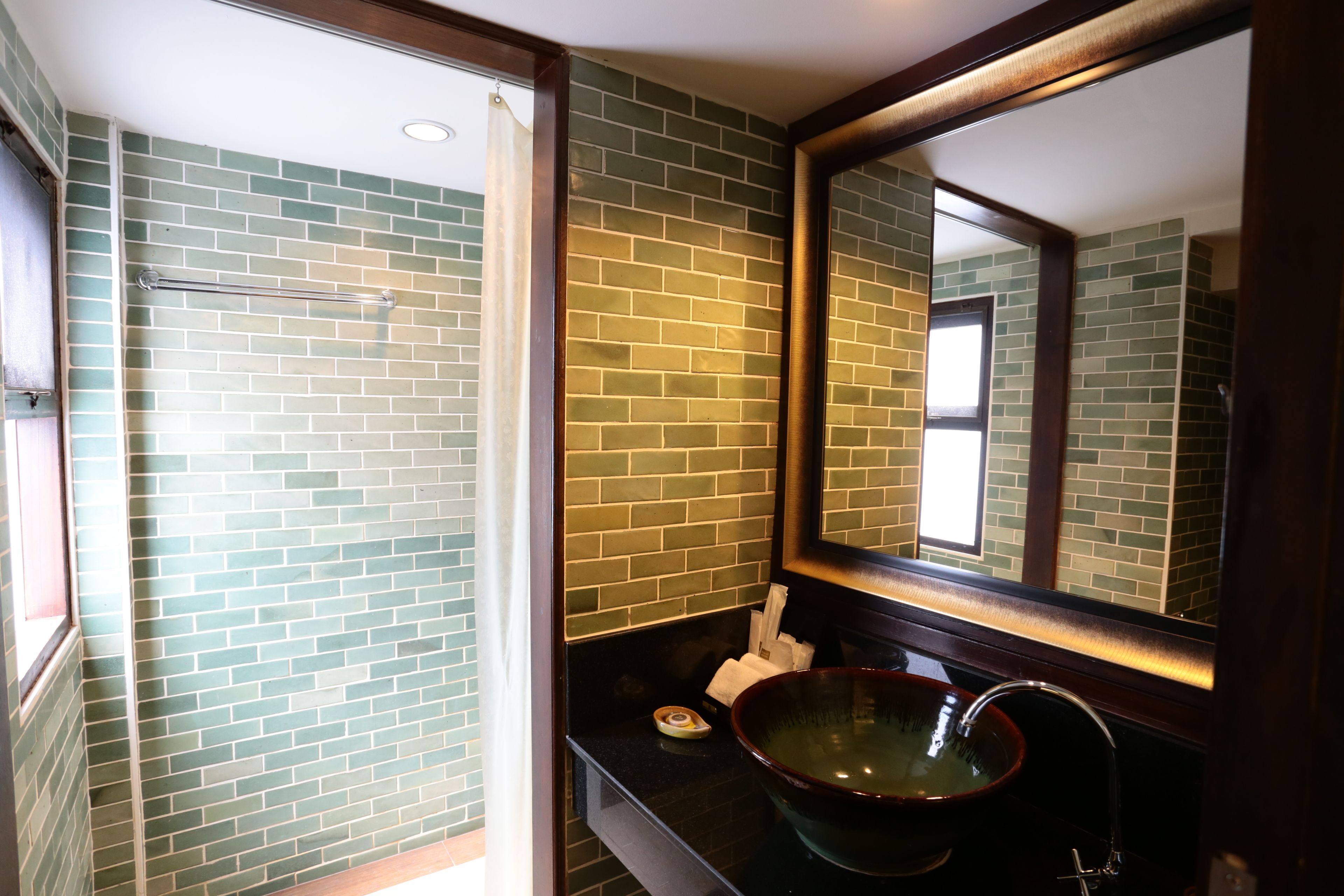 separate bathtub and shower, rainfall showerhead, free toiletries