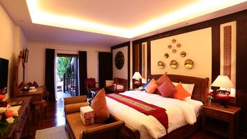 Deluxe Double Room | Minibar, in-room safe, individually furnished, desk