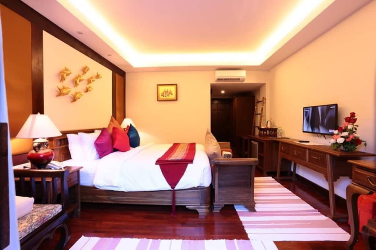 Minibar, in-room safe, desk, cribs (surcharge)