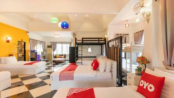 Quarto família, várias camas | 1 quarto, escrivaninha, Wi-Fi de cortesia, roupa de cama