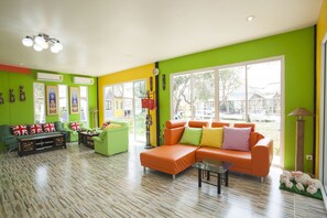 Breakfast, lunch, dinner served; Thai cuisine