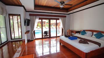 Pool Access Double Bed | Coffres-forts dans les chambres, bureau, Wi-Fi gratuit