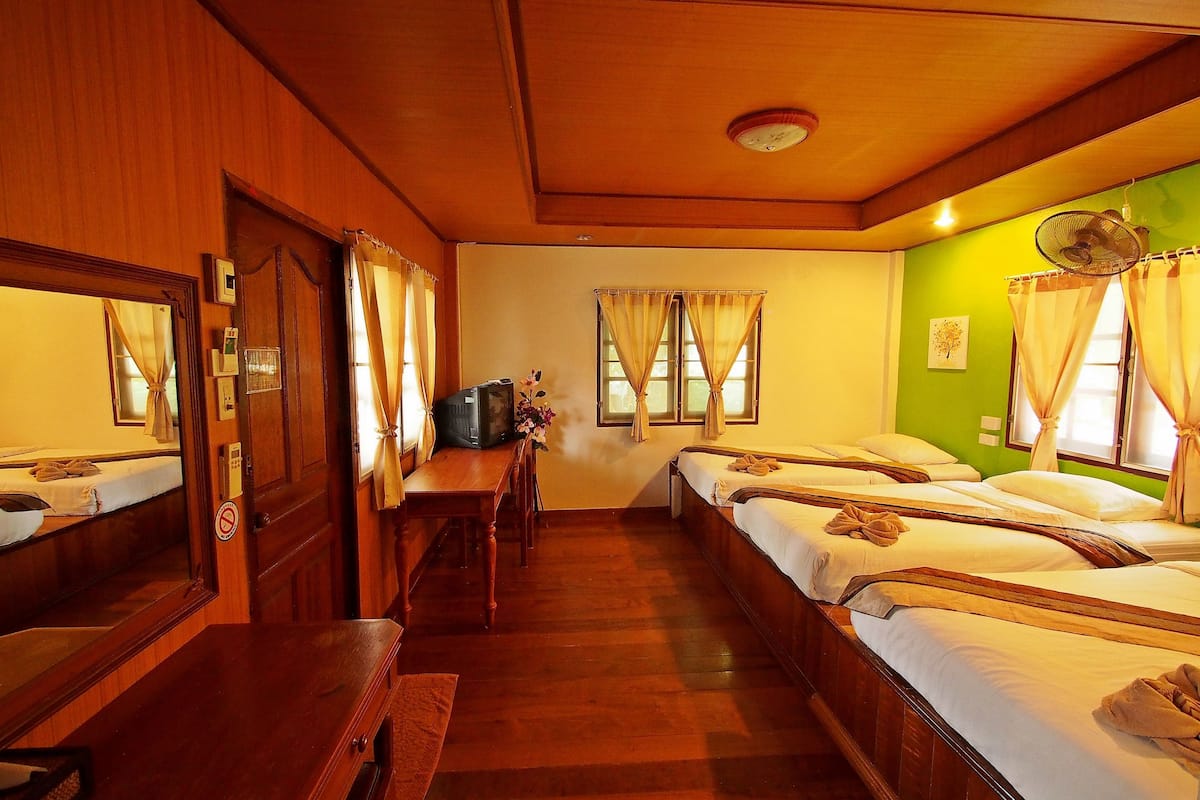 In-room safe, desk, free WiFi