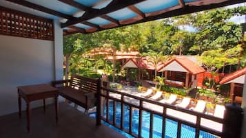 Pool View Twin Bed | Caja de seguridad en la habitación, escritorio y wifi gratis