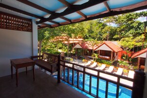 Pool View Twin Bed | Caja fuerte, escritorio, wifi gratis