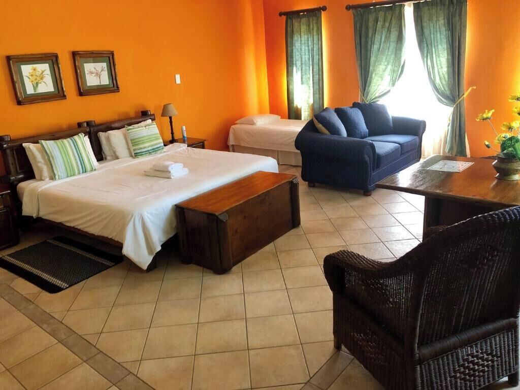 Escritorio, wifi gratis y ropa de cama 