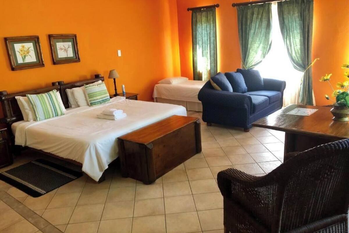 Escritorio, wifi gratis y ropa de cama