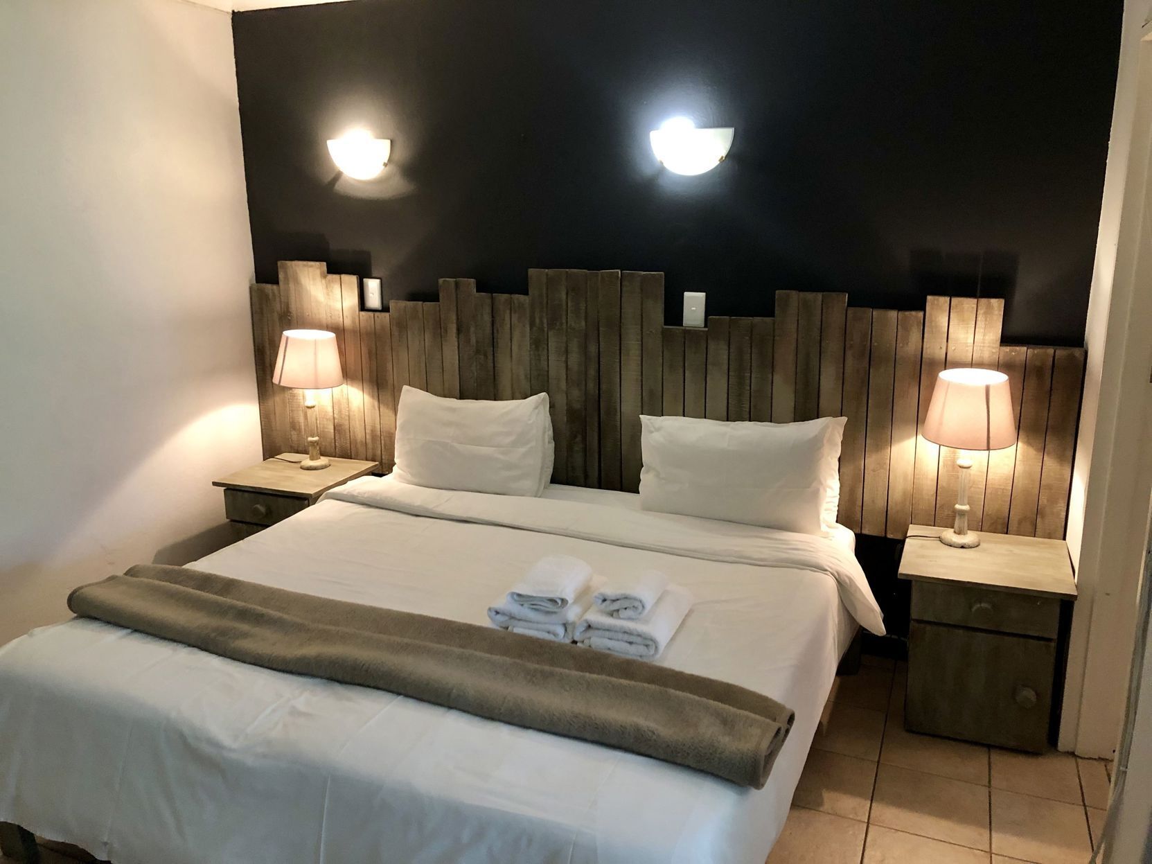Escritorio, wifi gratis y ropa de cama 