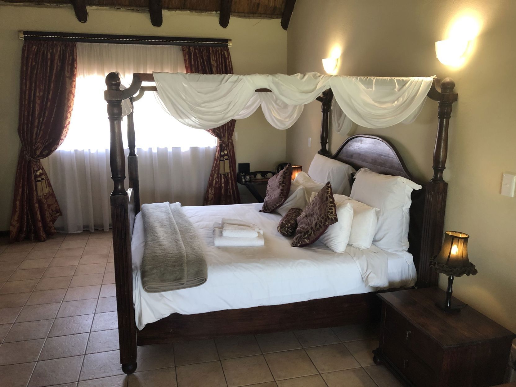 Escritorio, wifi gratis y ropa de cama 