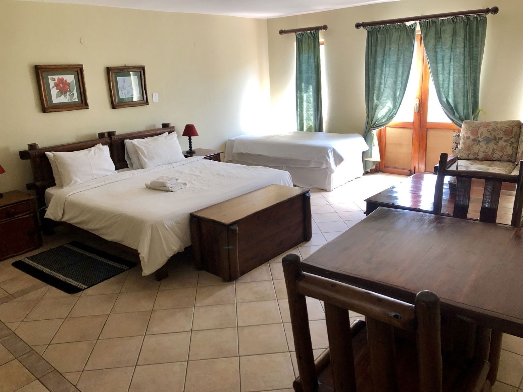 Escritorio, wifi gratis y ropa de cama 