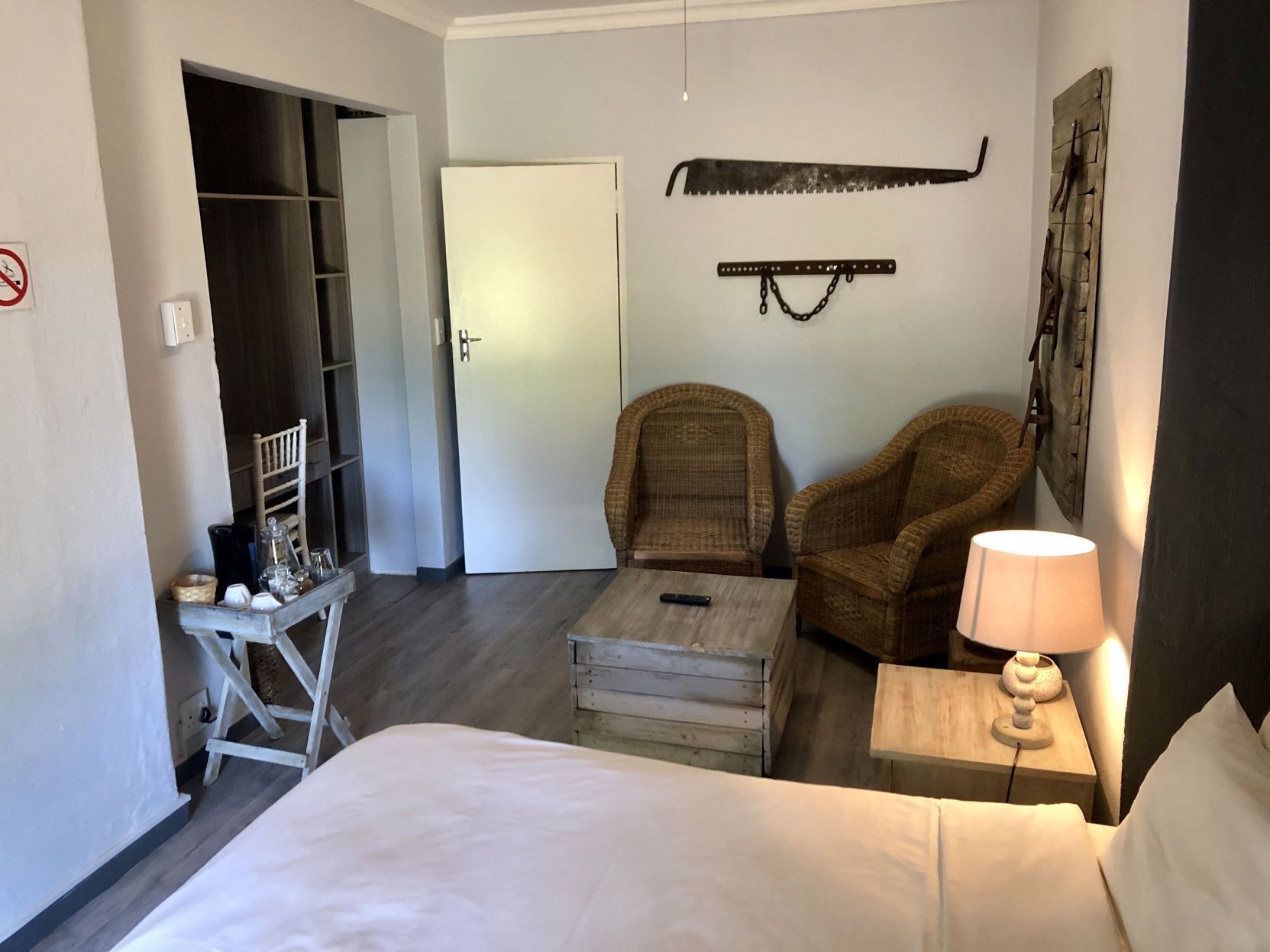 Escritorio, wifi gratis y ropa de cama 