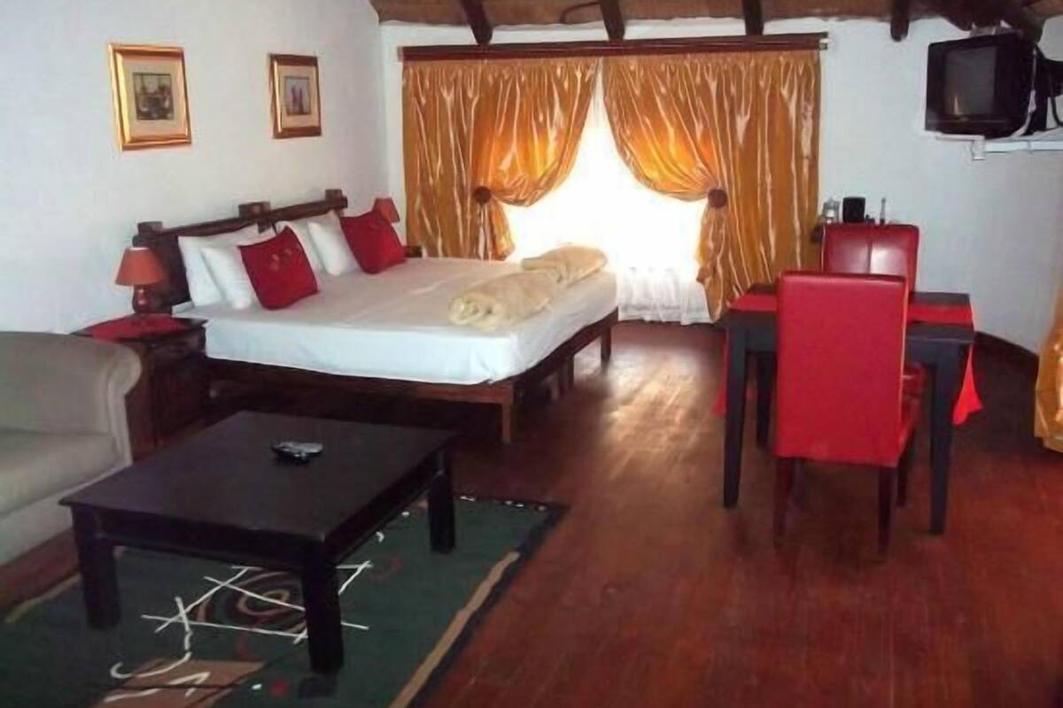 Escritorio, wifi gratis y ropa de cama