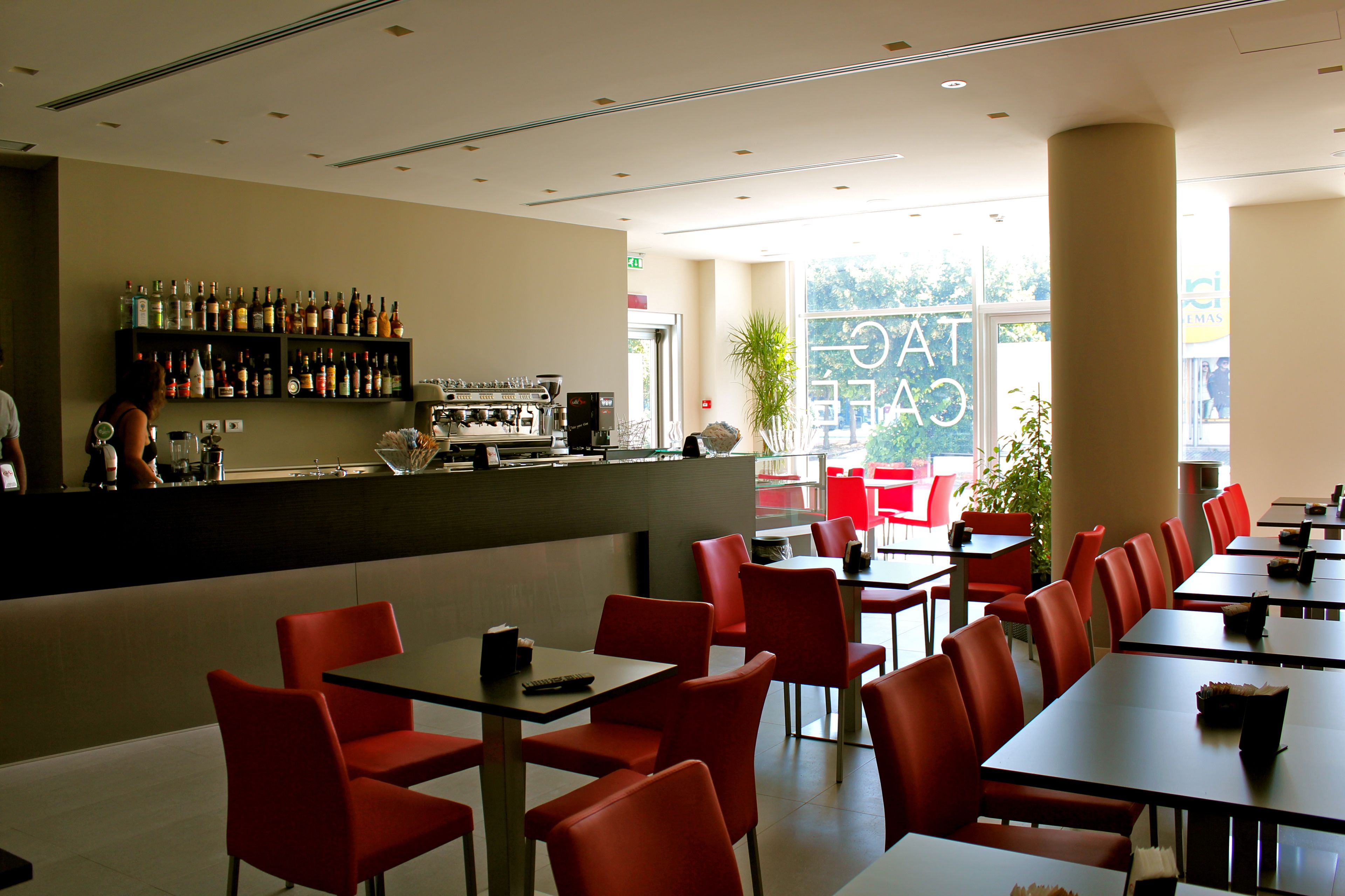 Sarapan penuh setiap hari (EUR 10 seorang) 