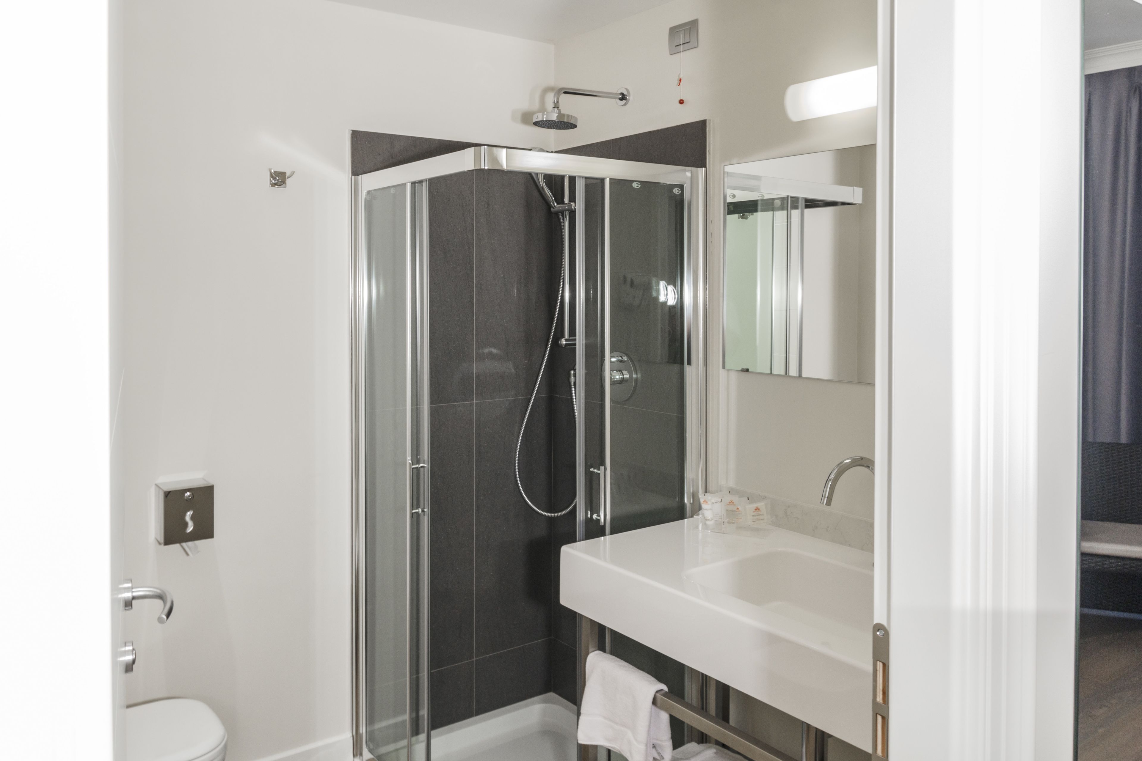 Pancuran mandi, kelengkapan dandanan diri percuma, pengering rambut 