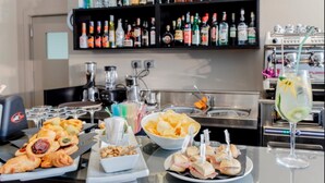 Una mesa de buffet con diversos alimentos y bebidas.