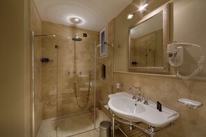 Shower, designer toiletries, hair dryer, slippers - Palazzo Guicciardini (Florence)