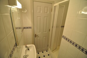 Bañera con ducha, secador de pelo
