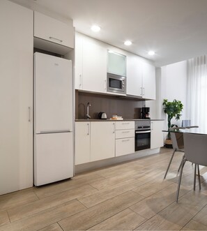 Apartment (Duplex) | Private kitchen | Full-size fridge, microwave, oven, stovetop - Feelathome Plaza Apartments (Barcelona)