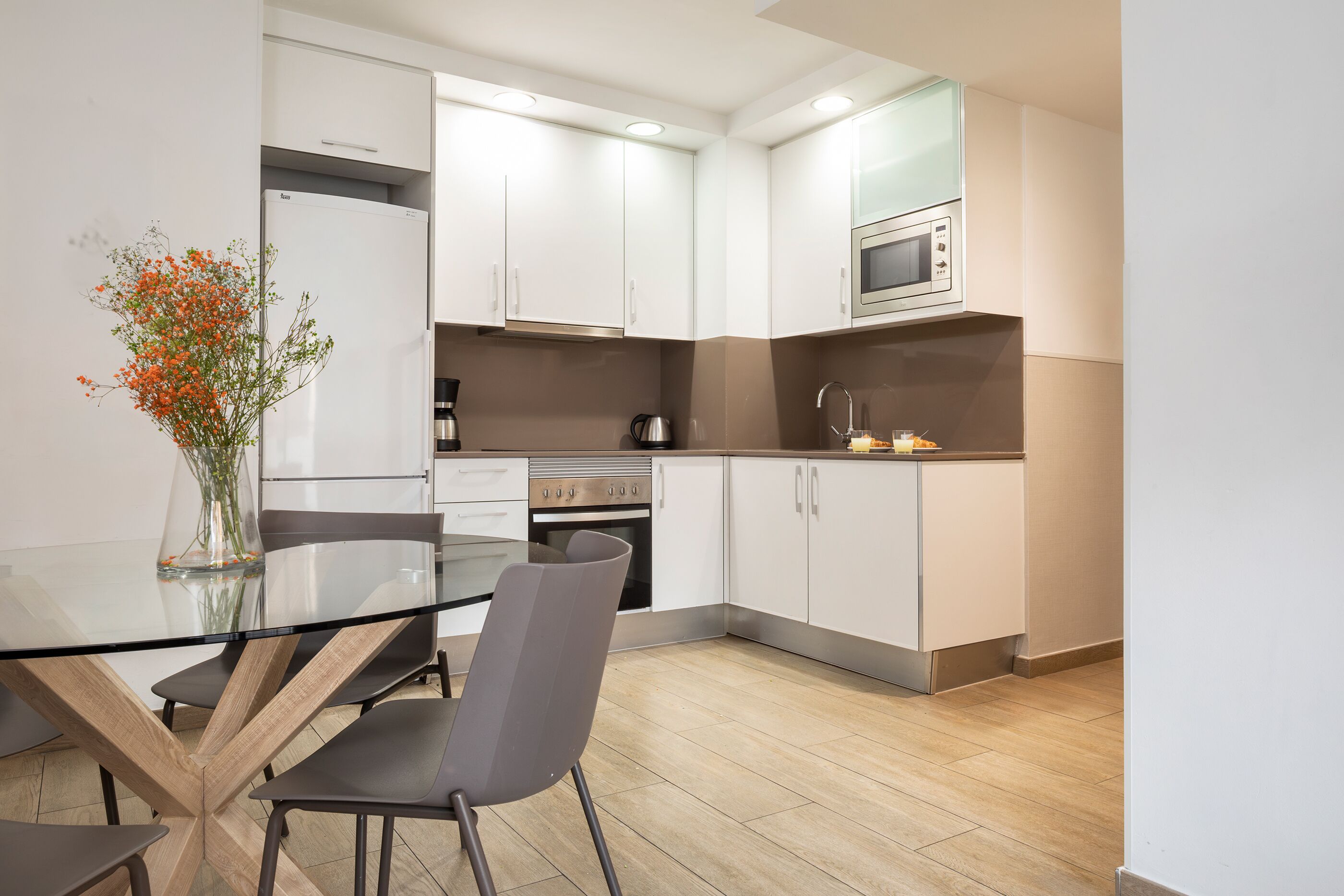 Apartamento superior, 2 habitaciones | Zona de estar | Una televisión de pantalla plana, un reproductor de DVD