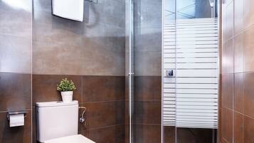 Superior Apartment, 2 Bedrooms | Bathroom | Shower, free toiletries, hair dryer, towels