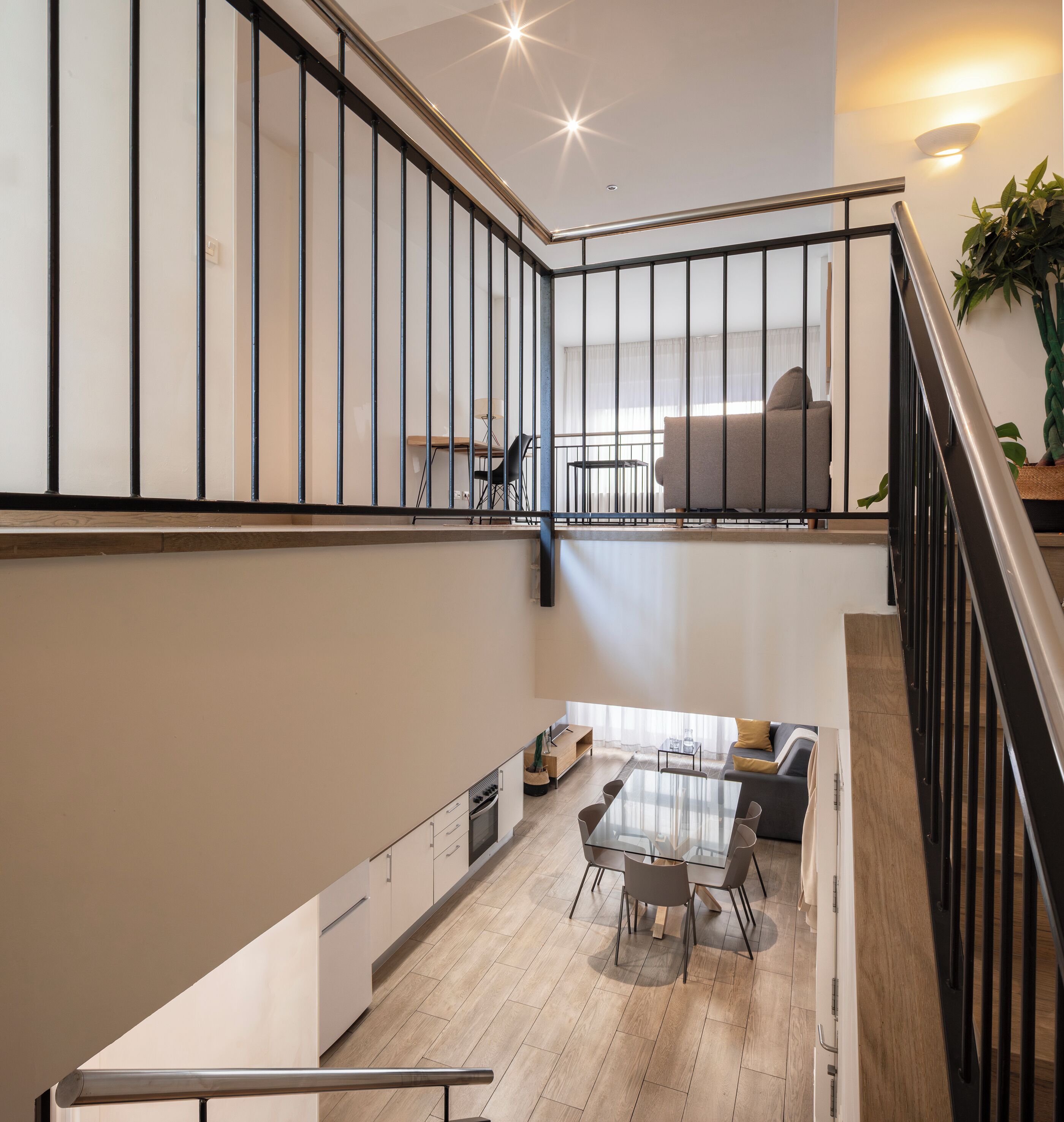 خزنة داخل الغرفة ومكواة/لوح كي وأسرّة أطفال/رضّع (مجانًا)