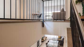 خزنة داخل الغرفة ومكواة/لوح كي وأسرّة أطفال/رضّع (مجانًا)