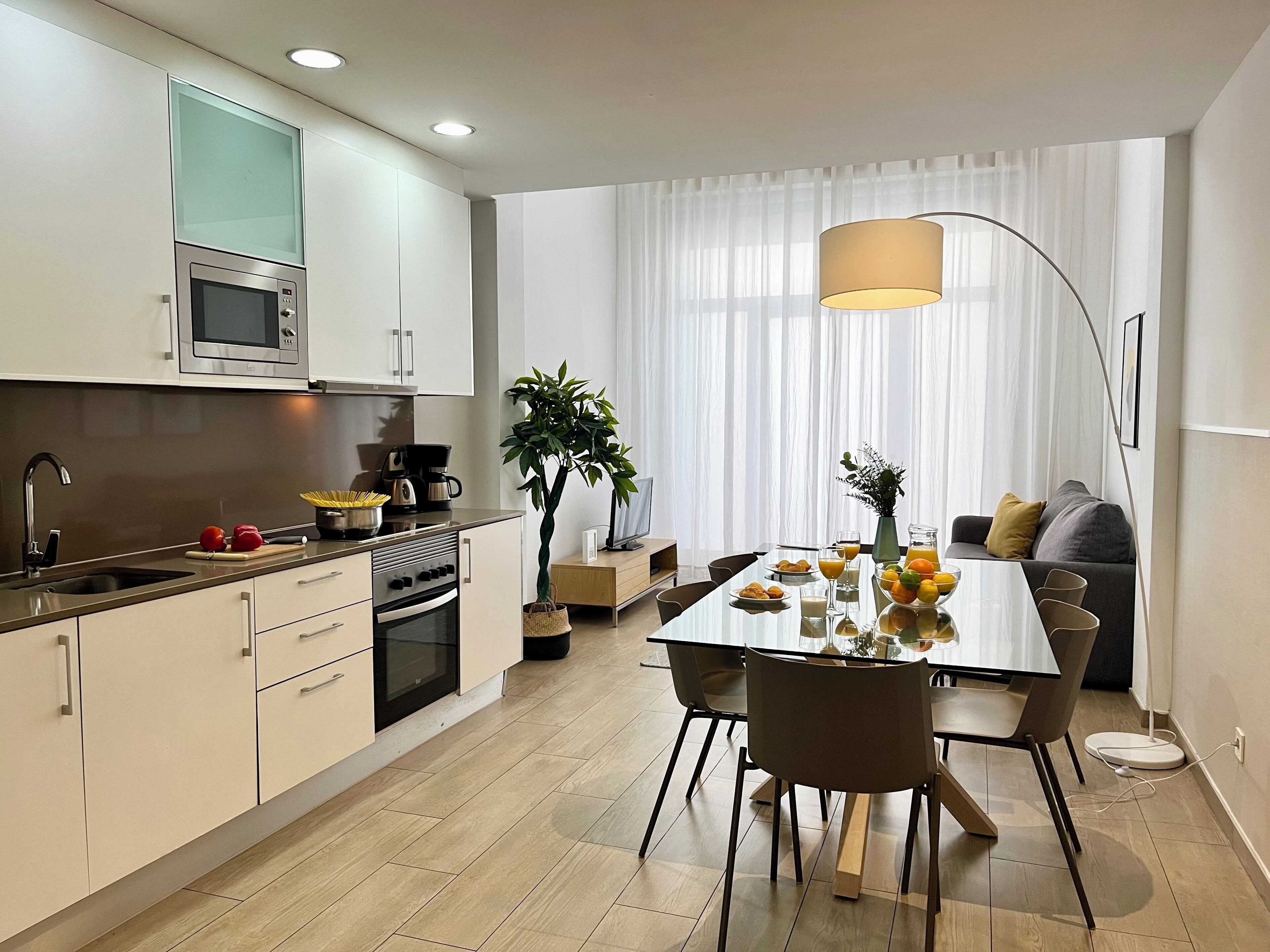 Apartamento (Duplex) | Cocina privada | Frigorífico grande, microondas, horno y placa de cocina