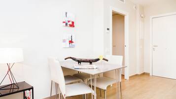 Apartment, 1 Bedroom | Dining room