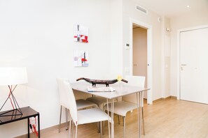 Apartment, 1 Bedroom | Dining room