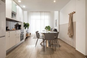 公寓 (Duplex) | 私人廚房 | 大型雪櫃/冰箱、微波爐、焗爐、爐具