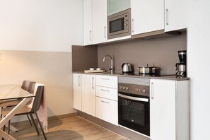 Appartement, 1 slaapkamer, terras | Privékeuken | Een koelkast met diepvriezer, een microgolfoven, een oven, een kookplaat