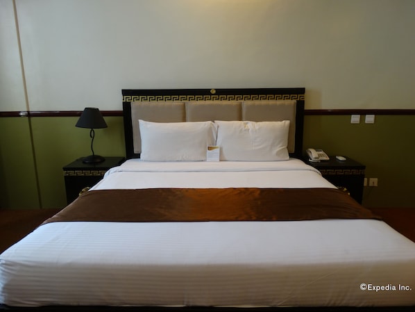 Minibar, in-room safe, desk, laptop workspace