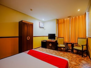 Minibar, in-room safe, desk, laptop workspace - Manila Crown Palace Hotel (Manila)