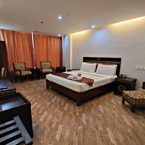 Bar mini, peti besi dalam bilik, meja, ruang kerja komputer riba 