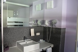 Ducha, secador de pelo, toallas