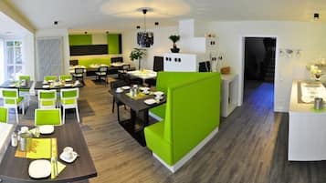 Tägliches Frühstücksbuffet gegen Gebühr