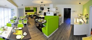 Desayuno buffet diario (EUR 7 por persona)