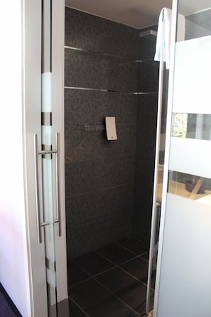 Dusche, Haartrockner, Handtücher