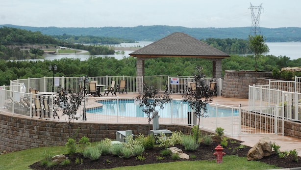 Outdoor pool - The Majestic (Branson)