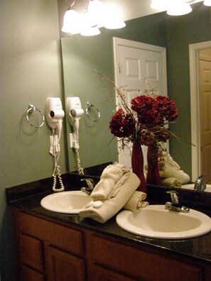 公寓式客房, 2 间卧室 | 浴室 | 淋浴/盆浴组合、按摩浴缸、吹风机