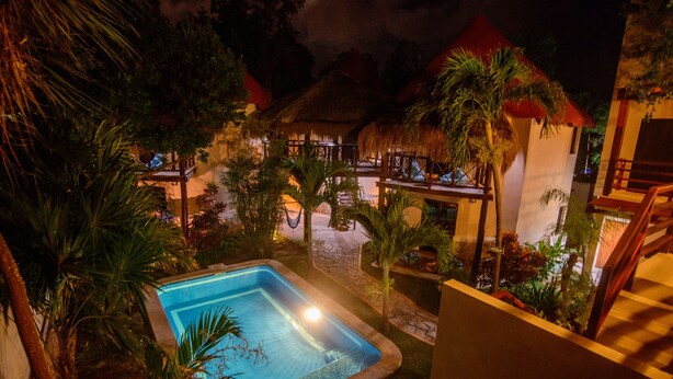 Una piscina al aire libre