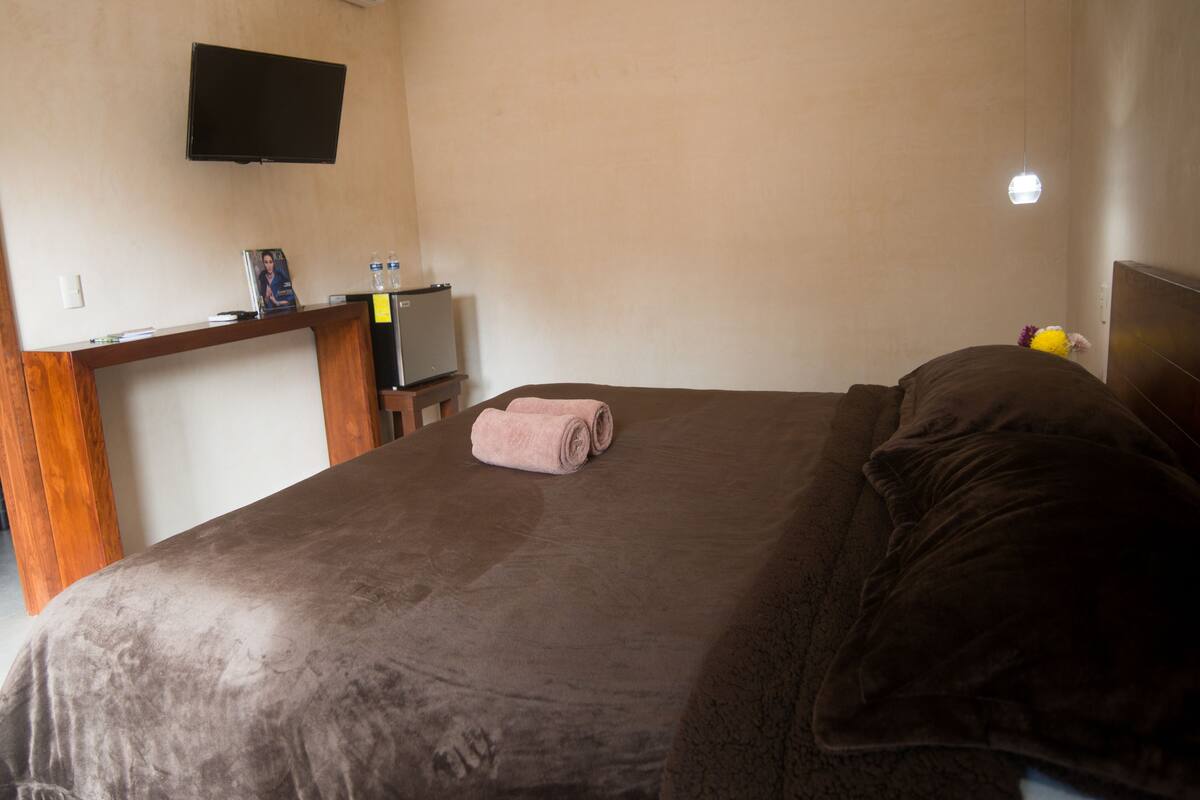 Minibar, caja de seguridad en la habitación, wifi gratis y ropa de cama 