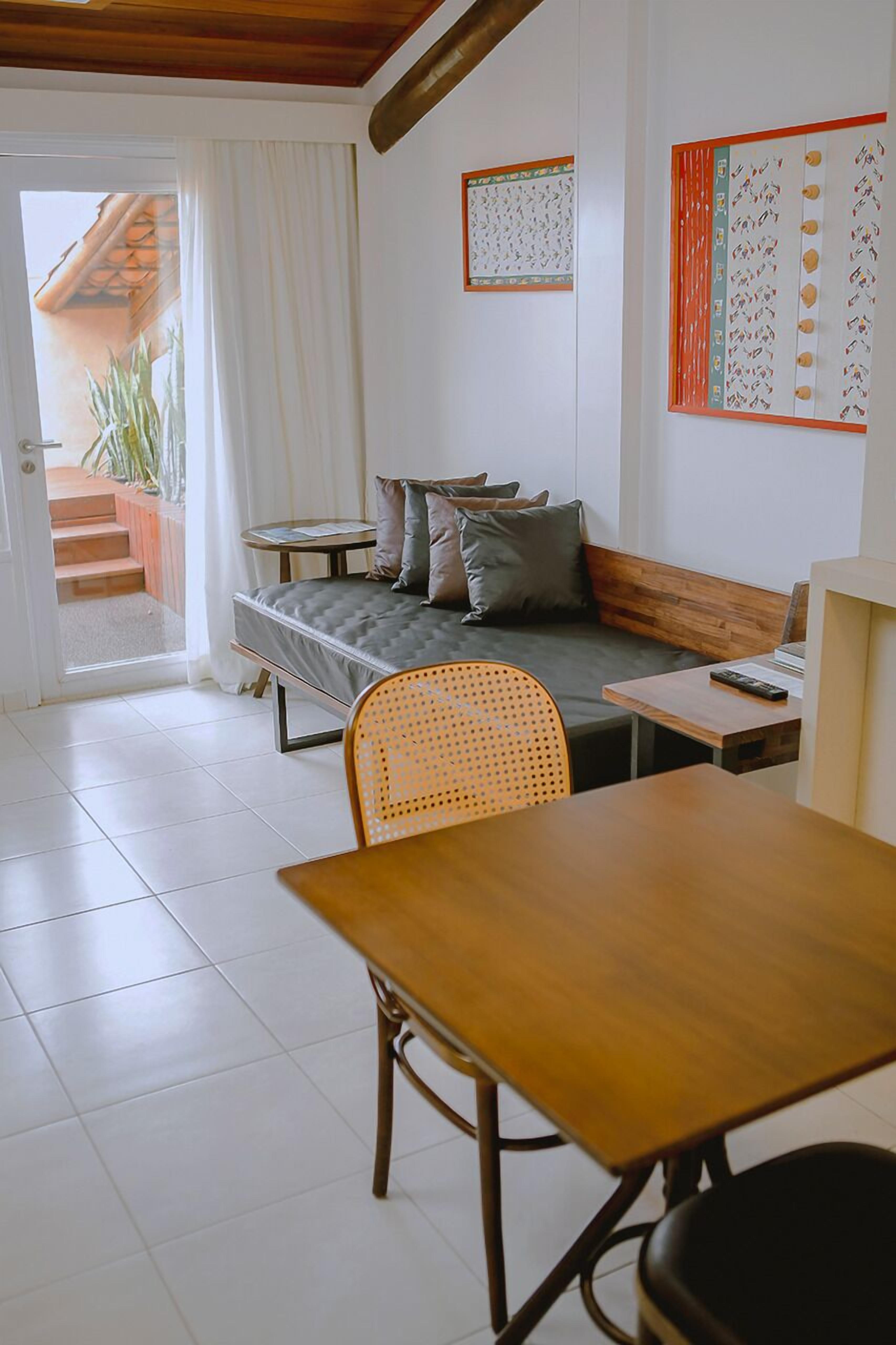 suite premium com varanda e jacuzzi | 2 bedrooms, minibar, in-room safe, individually decorated