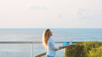 Na praia, espreguiçadeiras, guarda-sóis, toalhas de praia