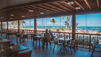 2 restaurants, breakfast served