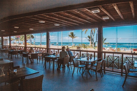 2 restaurantes, se sirve desayuno