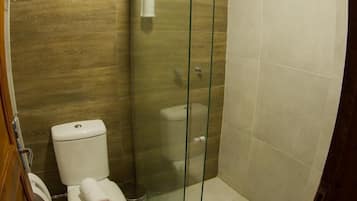 Quarto Master | Bathroom | Shower, free toiletries, hair dryer, towels