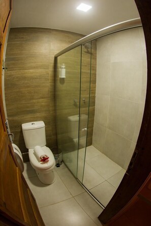 Quarto Master | Bathroom | Shower, free toiletries, hair dryer, towels