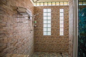 Chambre Supérieure avec lits jumeaux | Douche de la salle de bain